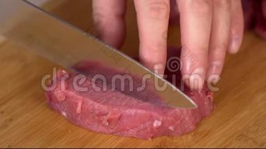 牛肉粉用大菜刀切成薄片。 近距离拍摄4K摄像机.. 厨师餐桌和烹饪表演受到启发